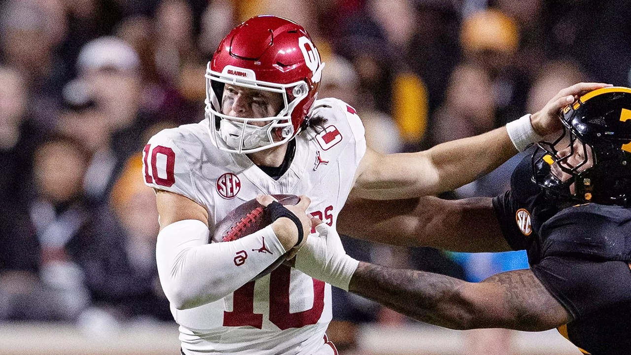 Oklahoma Sooners quarterback John Mateer scrambling during game against the Tennessee Volunteers